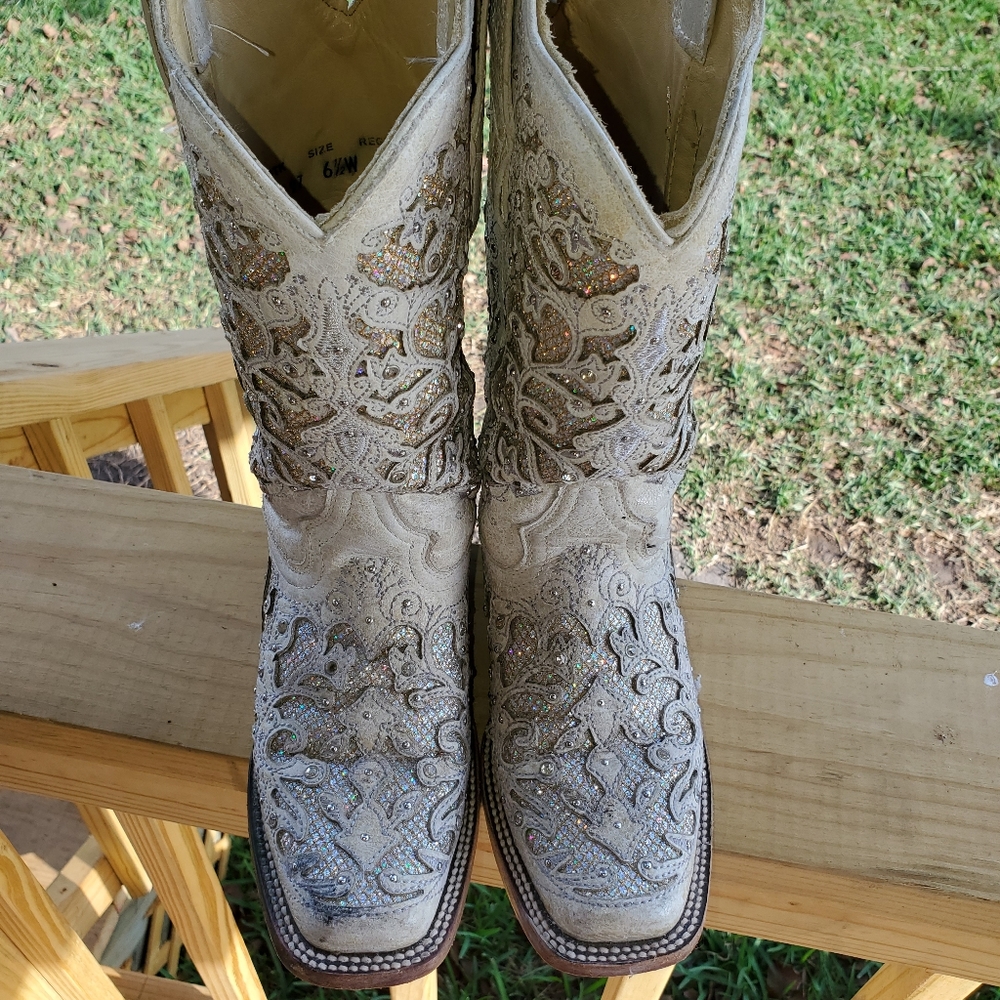  WHITE GLITTERED INLAY AND CRYSTALS SQUARE TOE COWBOY BOOTS. EXCELLENT CONDITION
